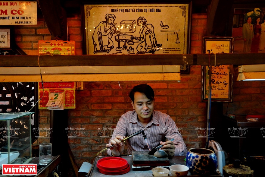 The traditional goldsmithing is preserved and developed thanks to many inherited skilled workers, including such people like Mr. Le Luong, a senior goldsmith (Photo: VNA)