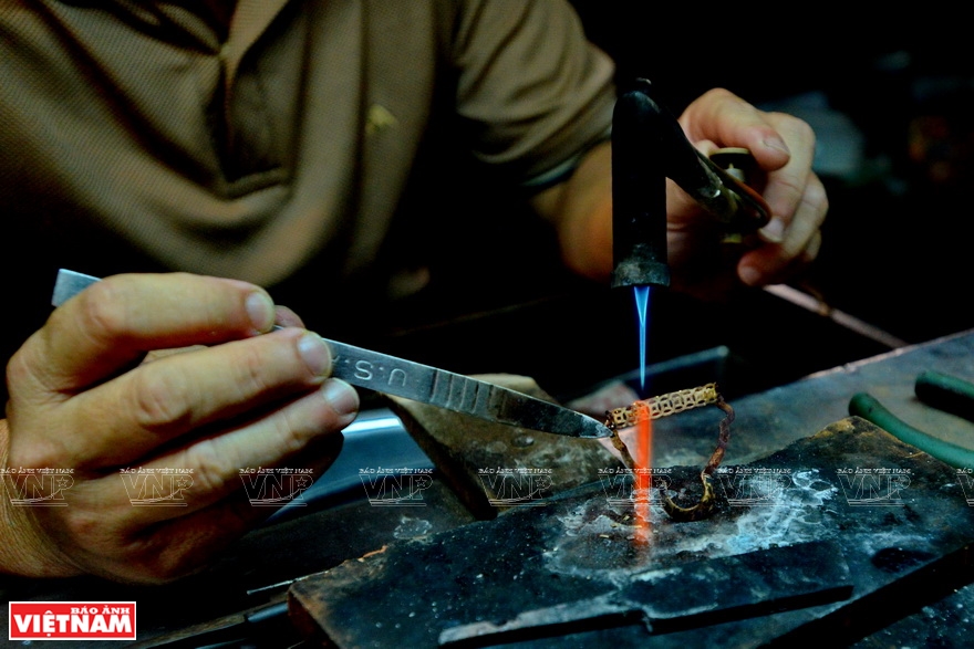 The ability to control the temperature of the blowtorch is essential to the goldsmiths (Photo: VNA)