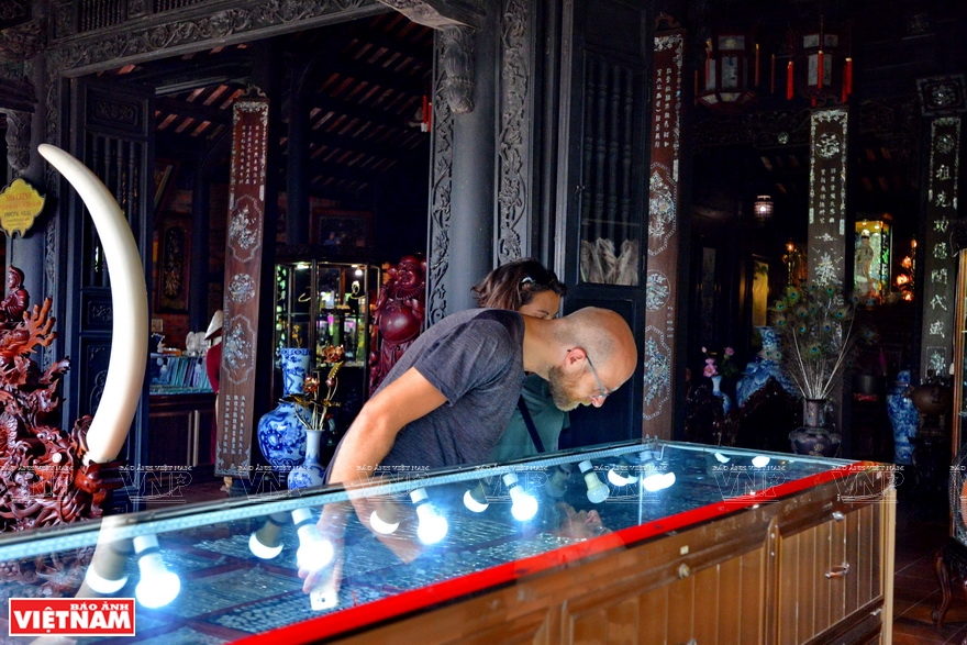 Foreign tourists visit to learn about Hue craft and jewelry (Photo: VNA)