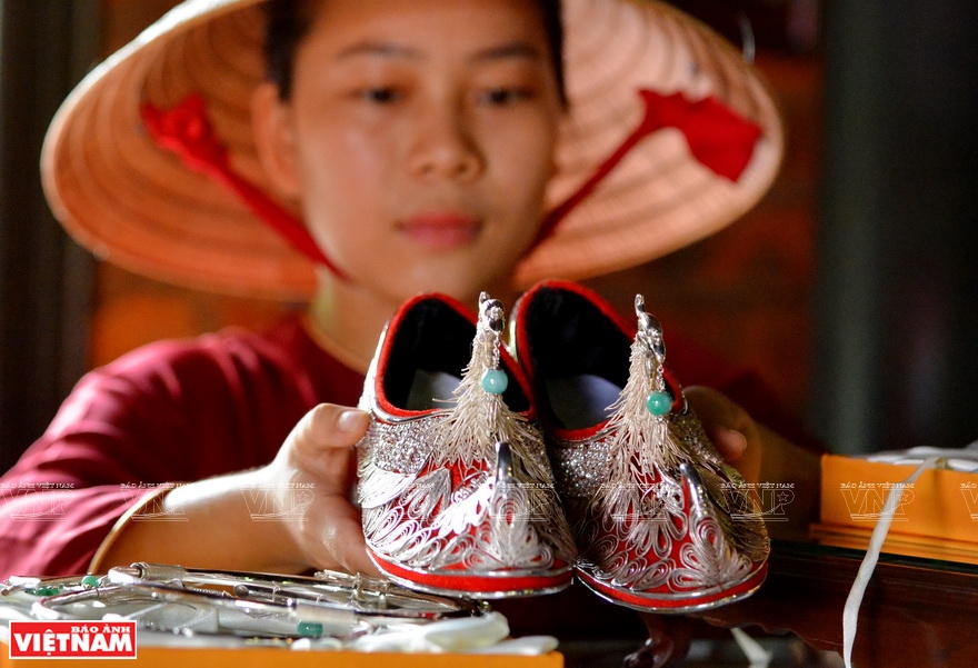 An intricate and delicate shoes laced with silver (Photo: VNA)