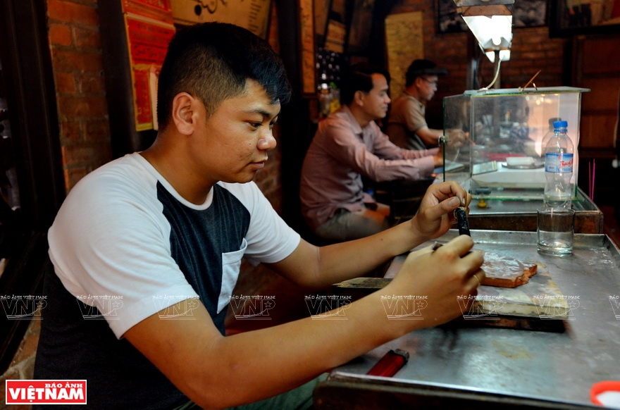 There are many young goldsmiths and they are considered very skillful in their trade (Photo: VNA)