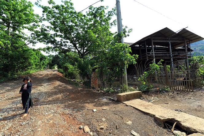 Local people from old to young still preserve the traditional values of Dao people through traditional clothes, houses and daily activities (Photo: VNA)