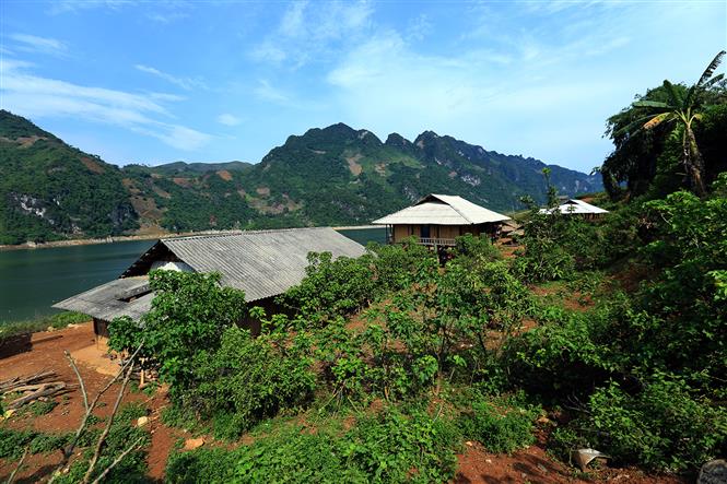 Small houses of Dao people at Da river (Photo: VNA)
