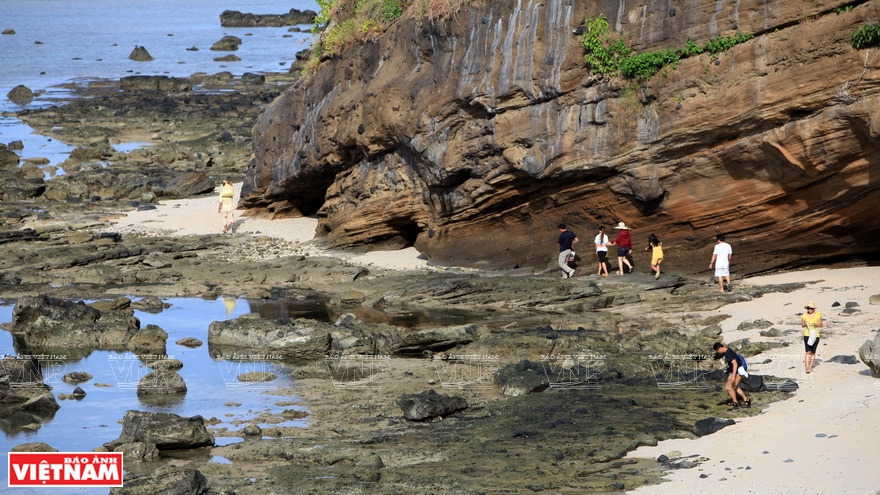 Magnificent sedimentary cliffs on the way to Hang pagoda (Photo: VNA)
