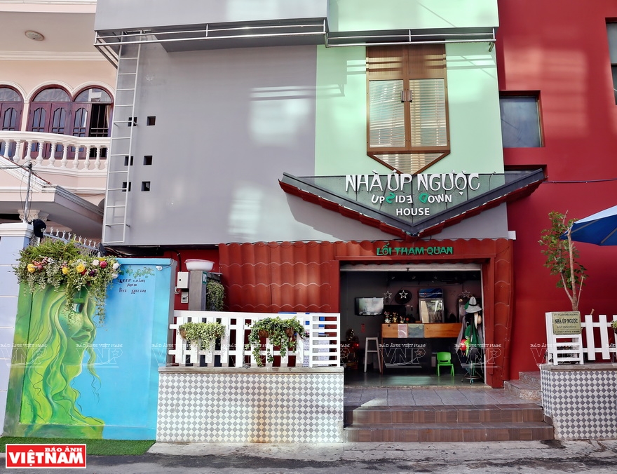 The Upside Down House, located at 66 Co Giang Street in the city of Vung Tau, has been open to the public since February 2017 (Photo: VNA)