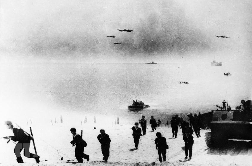 Vietnamese Naval Infantry Force joins with other armed forces to make landing in Ta Lon landing campaign which aims to free Kampong Son and Ream ports, beginning to assist Cambodian people in the fight against Pol Pot genocidal regime, January 1979 (Photo: VNA)