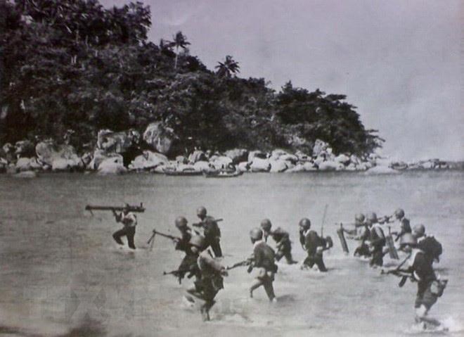 Vietnamese Naval Infantry Force joins with other armed forces to make landing in Ta Lon landing campaign which aims to free Kampong Son and Ream ports, beginning to assist Cambodian people in the fight against Pol Pot genocidal regime, January 1979 (Photo: Archives/VNA)