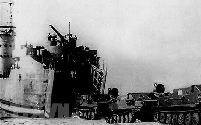Vietnamese Naval Infantry Force joins with other armed forces to make landing in Ta Lon landing campaign which aims to free Kampong Son and Ream ports, beginning to assist Cambodian people in the fight against Pol Pot genocidal regime, January 1979 (Photo: Archives/VNA)