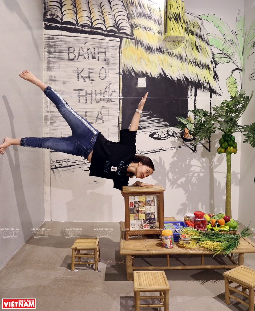 Visitors love posing for funny photos with quirky decorations of the house (Photo: VNA)