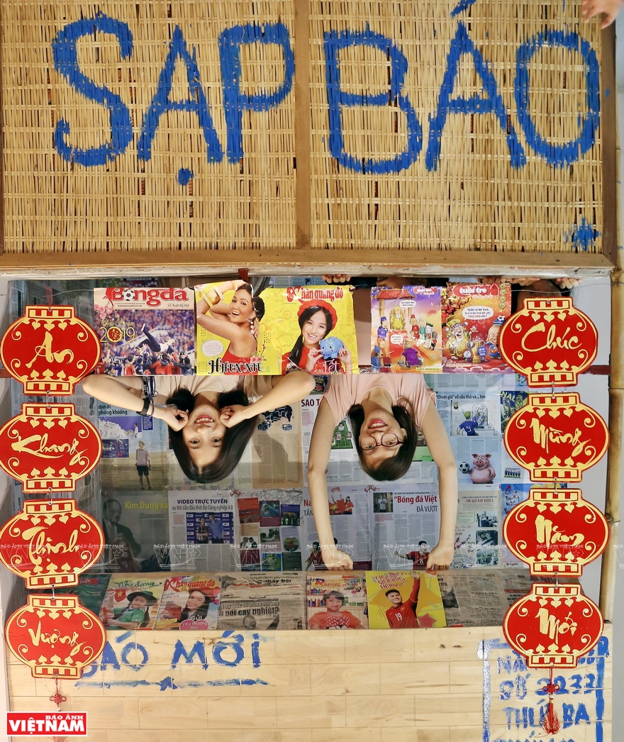 Upside-down newspaper stall (Photo: VNA)