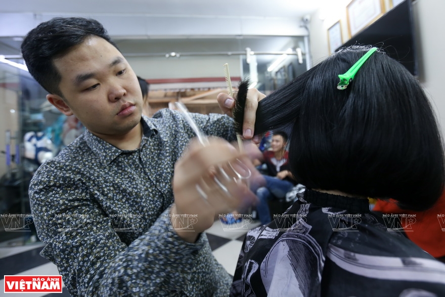 Some of his good friends introduced him to hairdressing, which he became really interested in and made it his career (Photo: VNA)