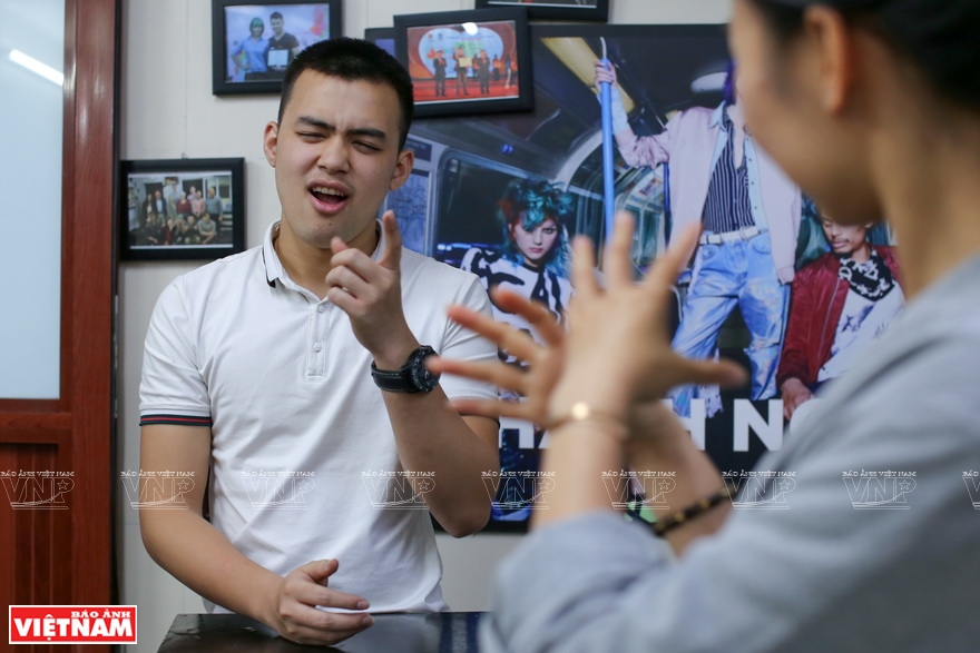 Staff in Thanh Nguyen Hair Salon communicate in sign language (Photo: VNA)