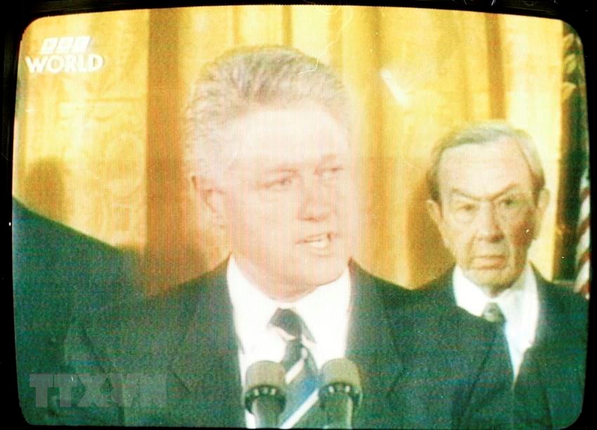 BBC channel broadcasts a special programme on US President Bill Clinton’s announcement of the normalisation of diplomatic relations with Vietnam, July 11, 1995 (Photo: VNA)
