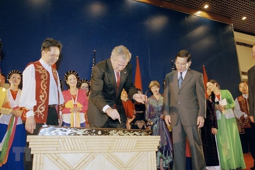 US President George W. Bush plays monochord, a traditional Vietnamese instrument, at a banquet hosted by President Nguyen Minh Triet during his official visit to Vietnam from November 17-20, 2006 (Photo: VNA)