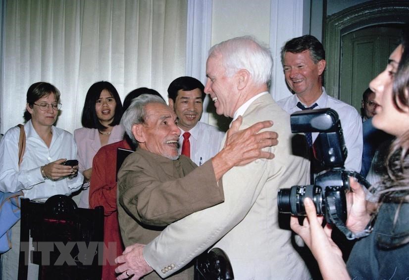 US Senator John McCain meets Mai Van On, who arrested and saved him 29 years ago, November 13,1996 (Photo: VNA)