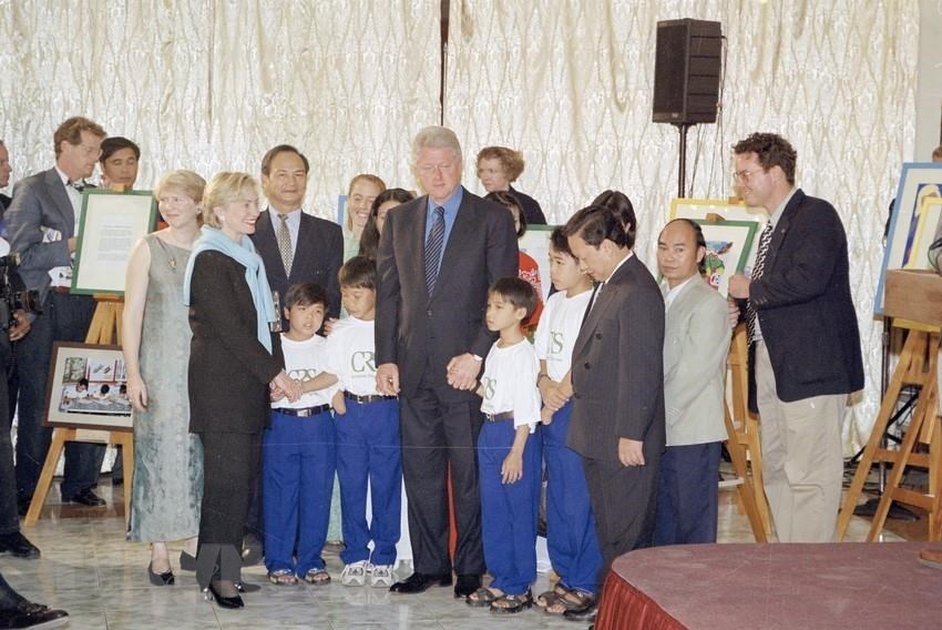 US President Bill Clinton and his wife meet victims of bombs and mines as part of their official visit to Vietnam, November 18, 2000 (Photo: VNA)