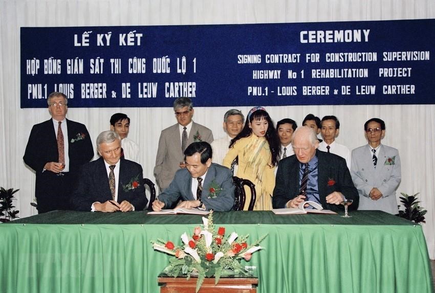 The signing ceremony of a contract to supervise the upgrade of Highway No.1 between the National Highway 1 Project Management Board and Louis Berger and Deleeuw Carter Joint Venture (the US), June 10,1995 (Photo :VNA)