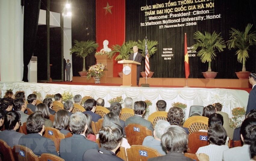 US President Bill Clinton visits and talks with lecturers and students of Hanoi National University during his official visit to Vietnam, November 17, 2000 (Photo: VNA)