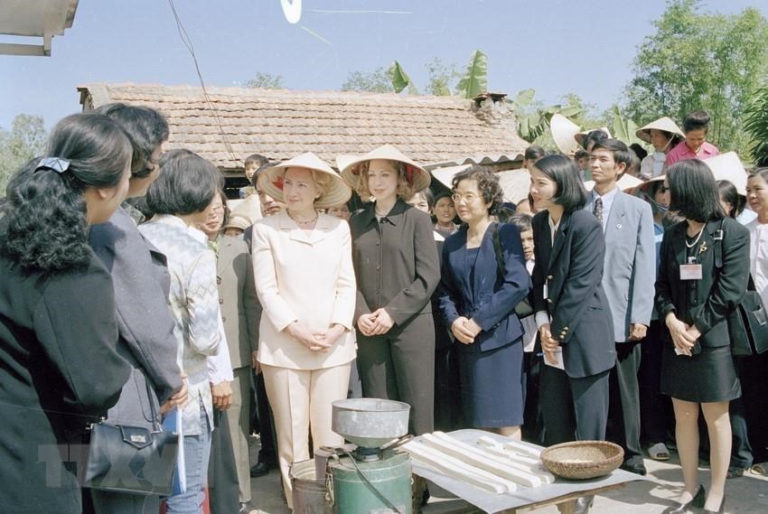 US President Bill Clinton, First Lady Hillary Clinton and their daughter visit a credit fund for the poor in Hanoi’s Soc Son district, November 17, 2000 (Photo:VNA)
