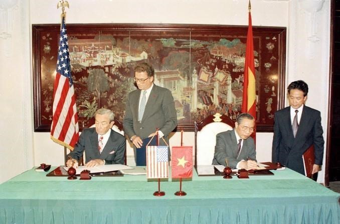 US Secretary of State Warren Christopher and Foreign Minister Nguyen Manh Cam sign the Protocol, formally establishing the Vietnam – US diplomatic relations, August 5,1995 (Photo: VNA)