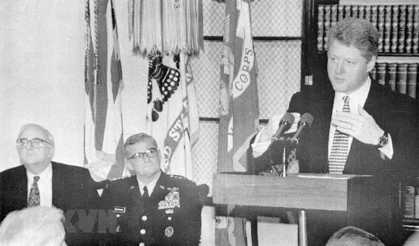 From right: US President Bill Clinton, Chairman of Joint Chiefs John Shalikashvili, Secretary of Defense Leslie Aspin, Jr at a press conference on dropping 19-year ban on US trade with Vietnam, February 3,1994 (Photo: AFP/VNA)