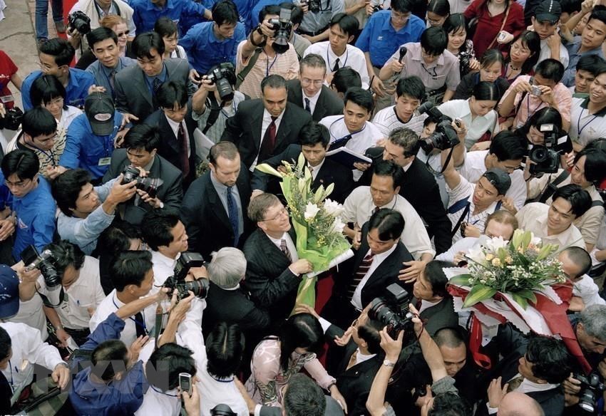 Chairman of Microsoft Corporation Bill Gates visits and exchanges with lecturers and students of Hanoi University of Technology, April 22, 2006 (Photo: VNA)