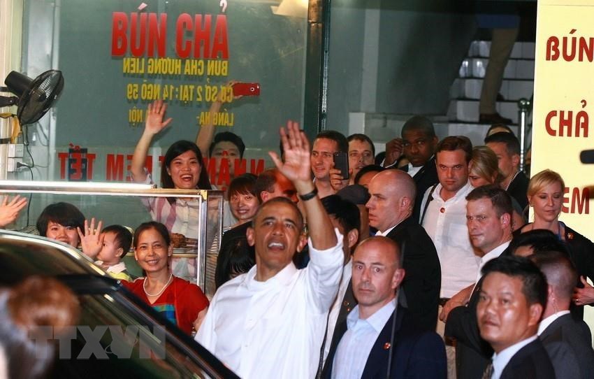 President Barack Obama enjoys bun cha at Huong Lien Restaurant in Hanoi, May 23, 2016 (Photo: VNA) 