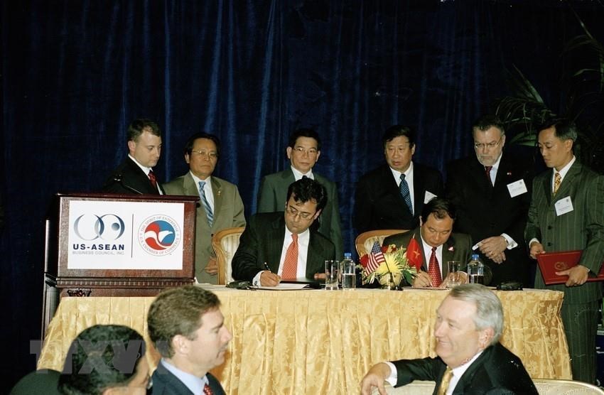 During an official visit to the United States from June 18-23, 2007, President Nguyen Minh Triet witnesses the signing of the Trade and Investment Framework Agreement (TIFA) (Photo: VNA)