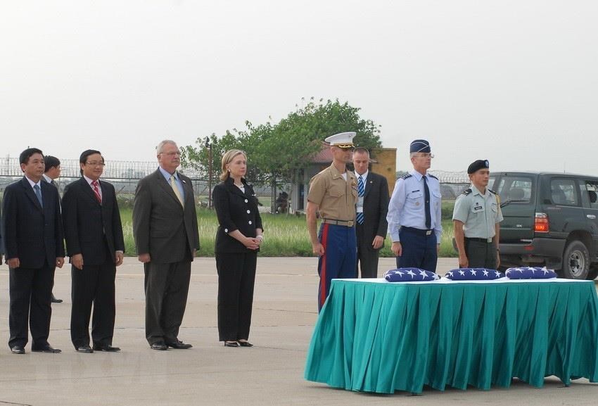 US Secretary of State, Hillary Clinton witnesses a ceremony to hand over 3 remains of US military personnel during the Vietnam War at the Noi Bai International Airport (Hanoi) July 23, 2010 (Photo: VNA)
