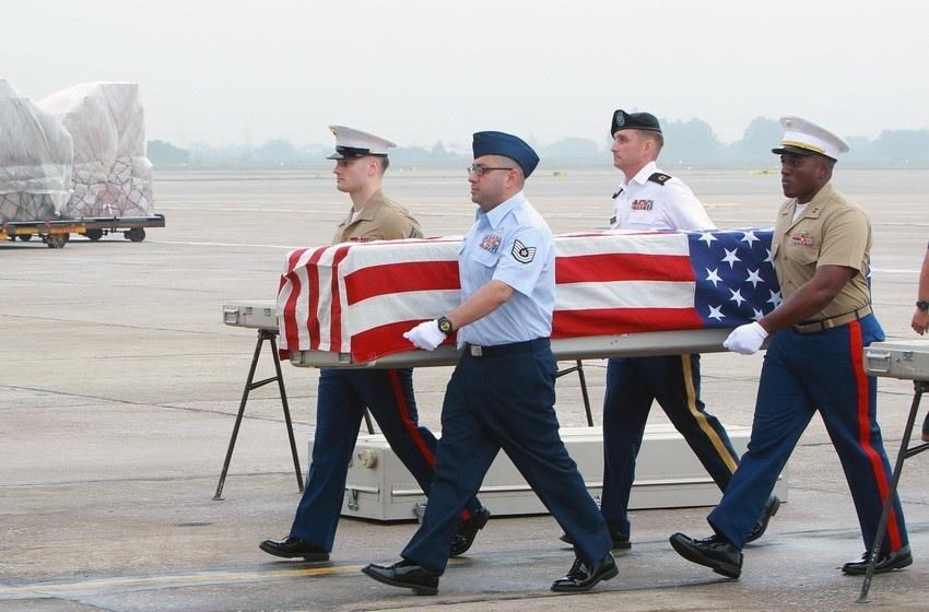 A ceremony to hand over 3 sets of remains of US soldiers during the war in Vietnam, Noi Bai International Airport (Hanoi), July 23, 2010. This is the 115th delivery of the remains of US soldiers to the United States (Photo: VNA)