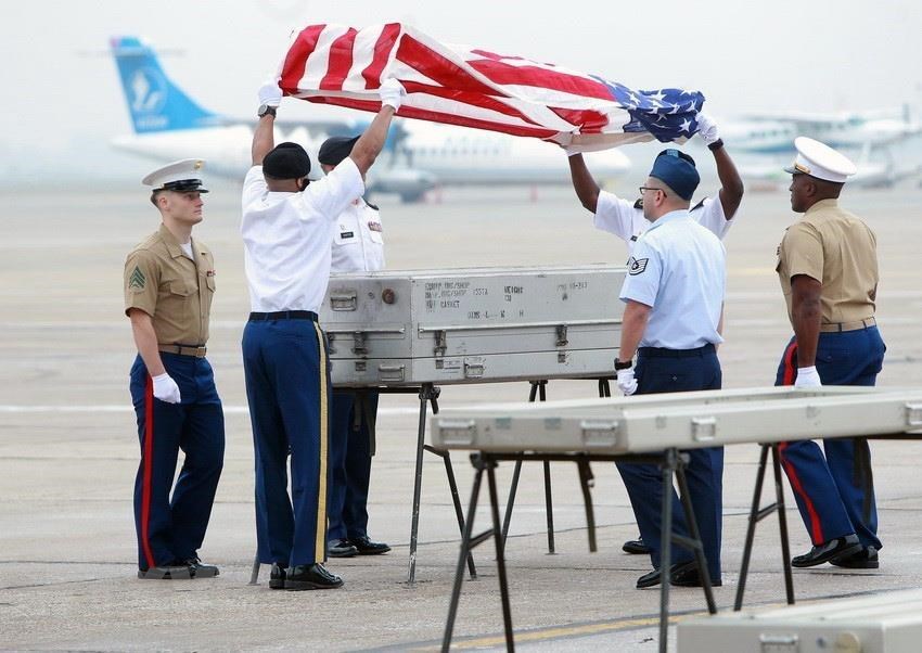 A ceremony to hand over 3 sets of remains of US soldiers during the war in Vietnam, Noi Bai International Airport (Hanoi), July 23, 2010. This is the 115th delivery of the remains of US soldiers to the United States (Photo: VNA)
