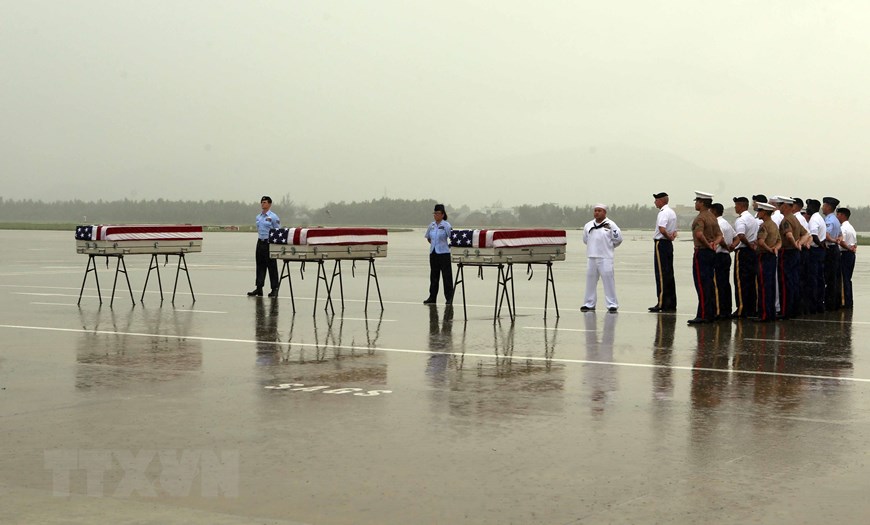 The US DPAA in coordination with the Vietnamese Office For Seeking Missing Persons (VNOSMP) held the repatriation ceremony for 3 set of remains of US military personnel, Da Nang international airport, December 11, 2018. This is the 147th time Vietnam has handed over the remains of US soldiers (Photo: VNA)
