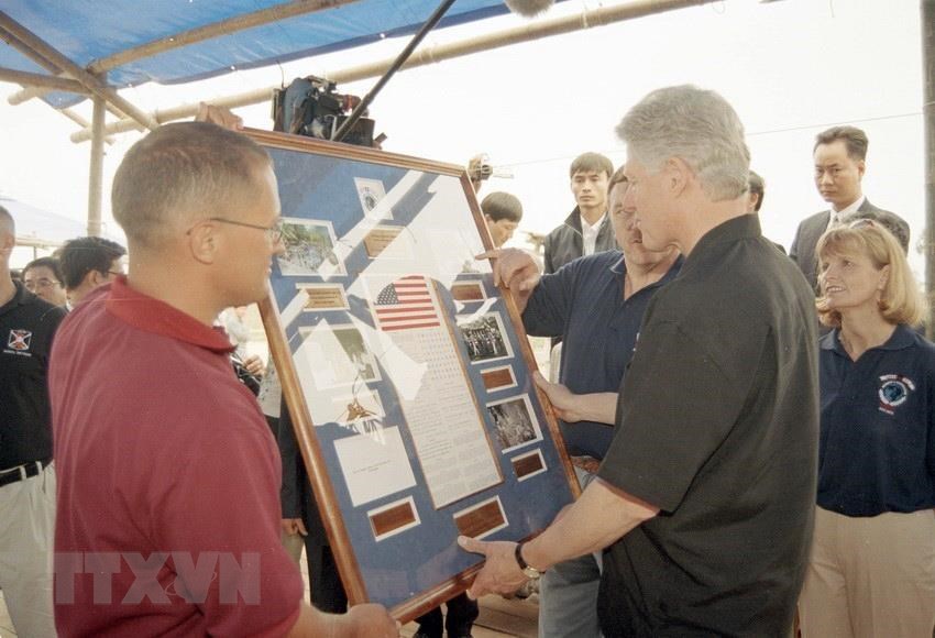 US President Bill Clinton has a look at the evidence of Air Force Lieutenant Lawrence Evert and the fallen F105D aircraft (Photo: VNA)