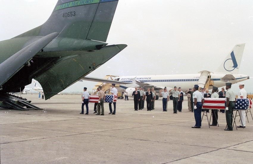 US President Bill Clinton attends a ceremony to receive the remains of three US soldiers handed over by the Vietnamese missing people searching committee at Noi Bai International Airport (Hanoi) November 18, 2000, during his official visit to Vietnam (Photo: VNA)