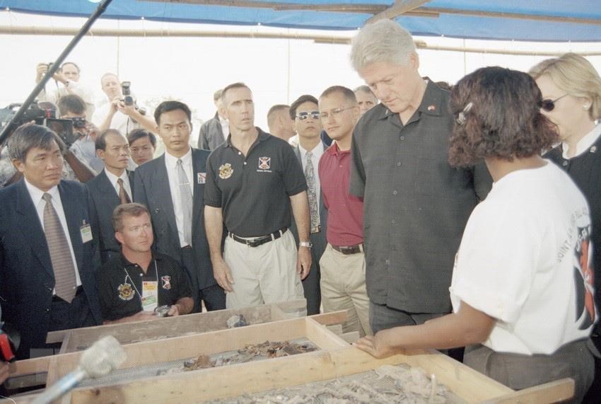 US President Bill Clinton has a look at the evidence of Air Force Lieutenant Lawrence Evert and the fallen F105D aircraft (Photo: VNA)