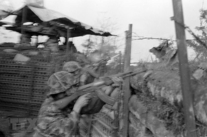 During 170 days of fierce fighting at Khe Sanh, the Vietnamese armed forces and people had put out of action 11,900 enemies, shot down 480 aircraft of different kinds, destroyed 120 military vehicles and hundreds of artillery, and seized a substantial amount of weapons (Photo: VNA)