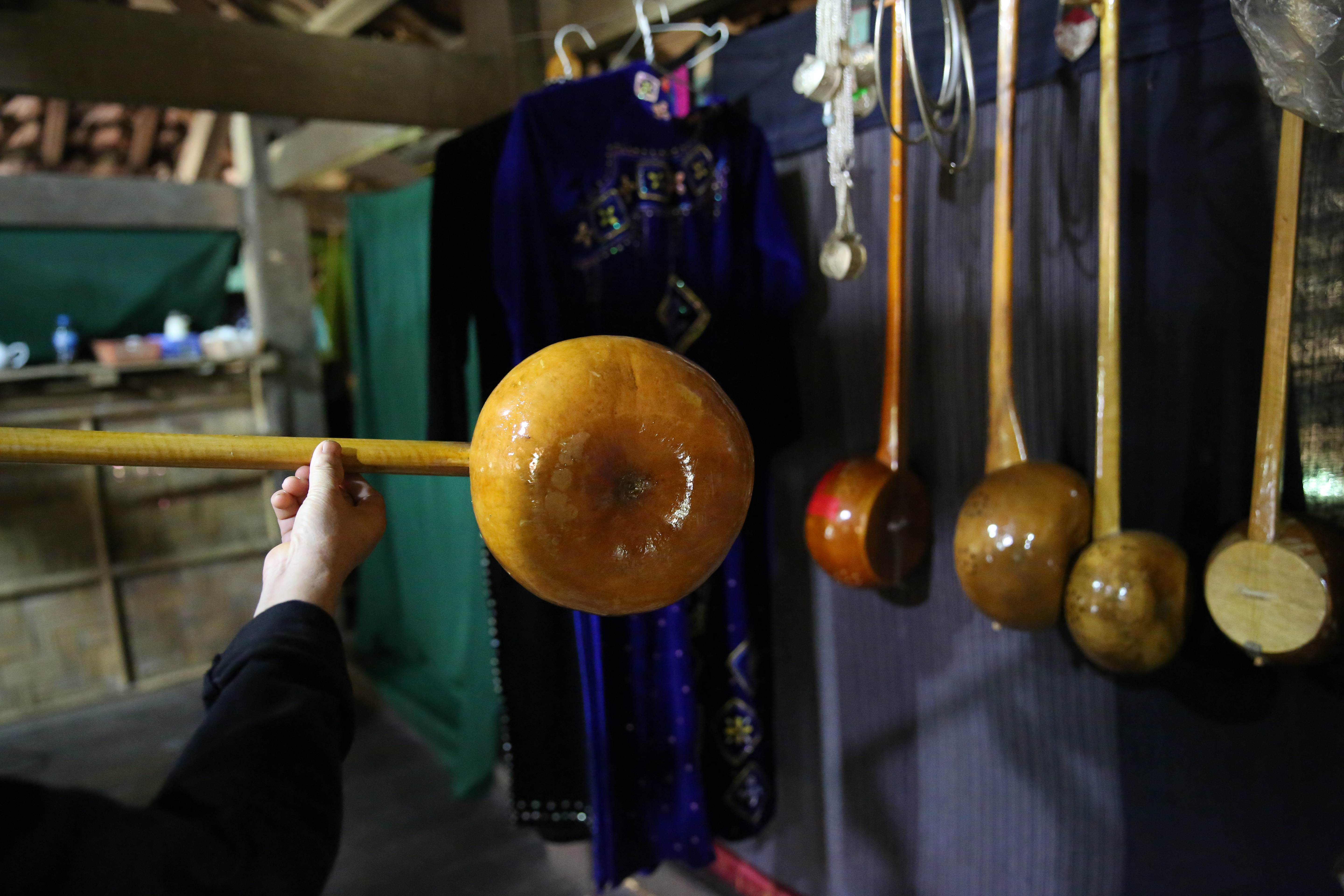 Gourds’ shells are polished to make ‘dan tinh’ (Photo: VNA)