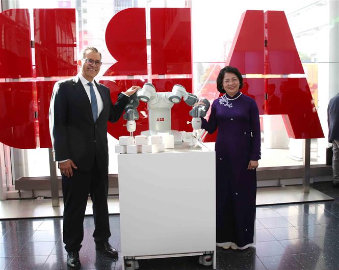 Vice President Dang Thi Ngoc Thinh (R) meets Sami Atiya, ABB Group's President of Robotics & Discrete Automation (L) (Photo: VNA)