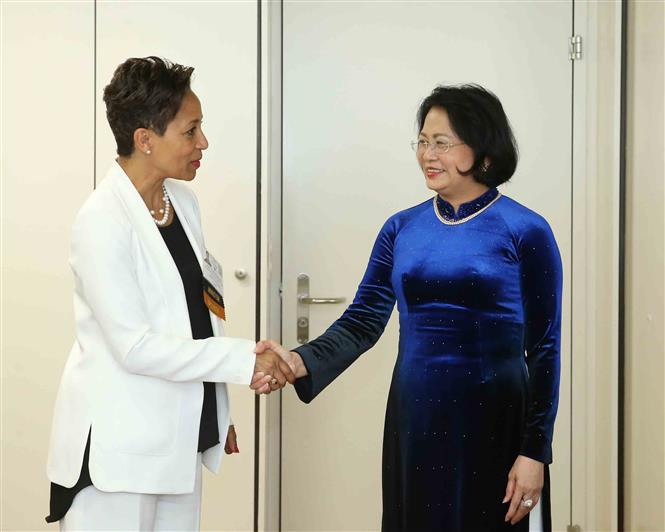 Vice President Dang Thi Ngoc Thinh (R) meets Quebec's Minister of International Relations and La Francophonie Nadine Girault (L), Basel, Switzerland, July 4 (Photo: VNA)