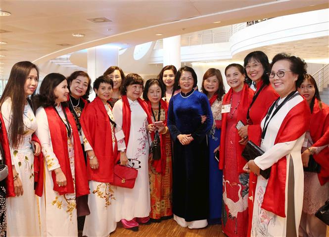 Vice President Dang Thi Ngoc Thinh and delegates pose for a group photo at the 2019 Global Summit of Women (Photo: VNA)