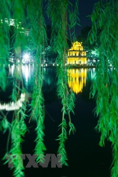 Thap Rua (Turtle Tower) in the middle of Hoan Kiem Lake sparkles at night (Photo: VNA)