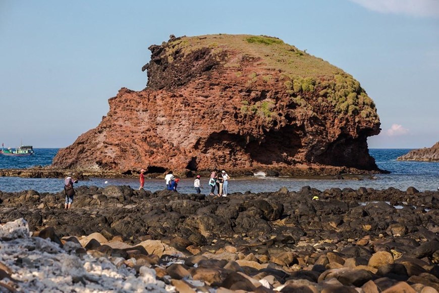 Located 30km from Tuy Hoa city, Hon Yen island is well-known as a favourite check-in destination among young travellers (Photo: VNA)