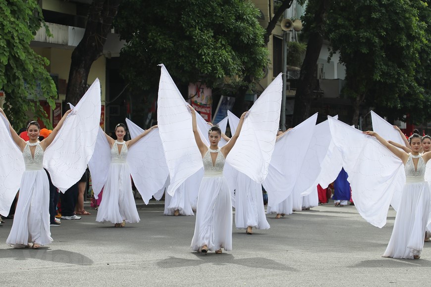 Over 100,000 artisans, artists and people of the capital city join a lively street festival in the pedestrian streets around Hoan Kiem Lake (Photo: VNA)