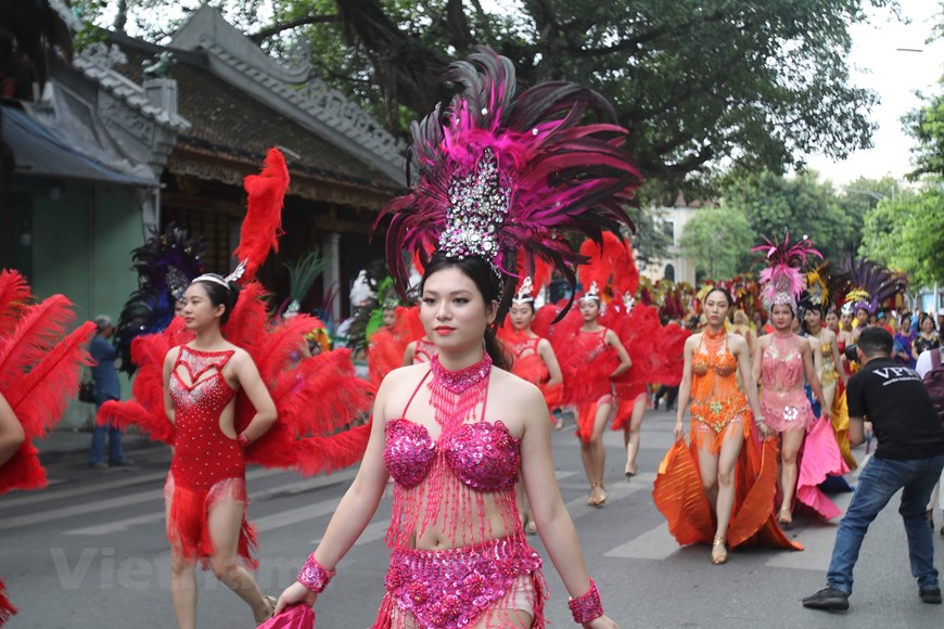 Over 100,000 artisans, artists and people of the capital city join a lively street festival in the pedestrian streets around Hoan Kiem Lake (Photo: VNA)