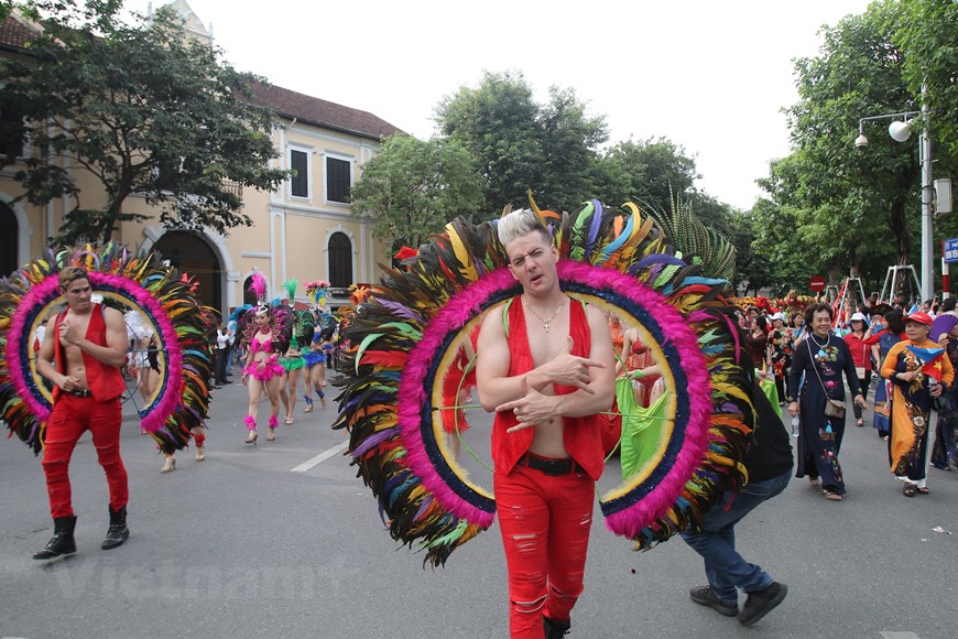 International artists join the street carnival (Photo: VNA)