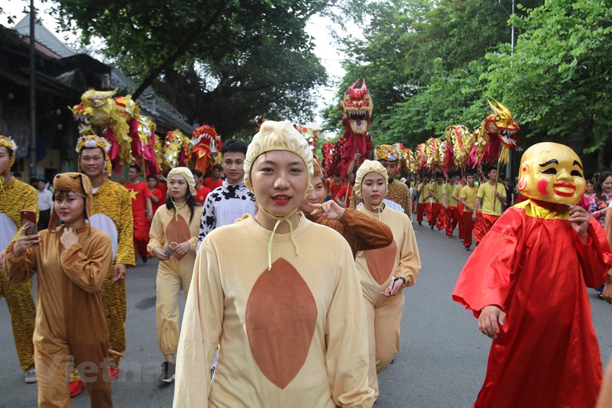 Over 100,000 artisans, artists and people of the capital city join a lively street festival in the pedestrian streets around Hoan Kiem Lake (Photo: VNA)