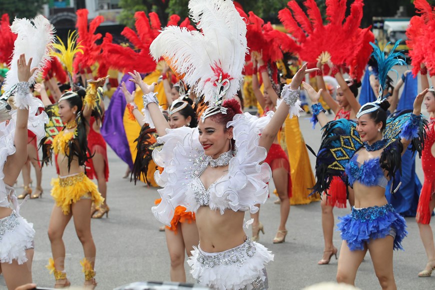The carnival creates a focal point for the pedestrian streets around Hoan Kiem Lake, attracting a large number of people and visitors (Photo: VNA)