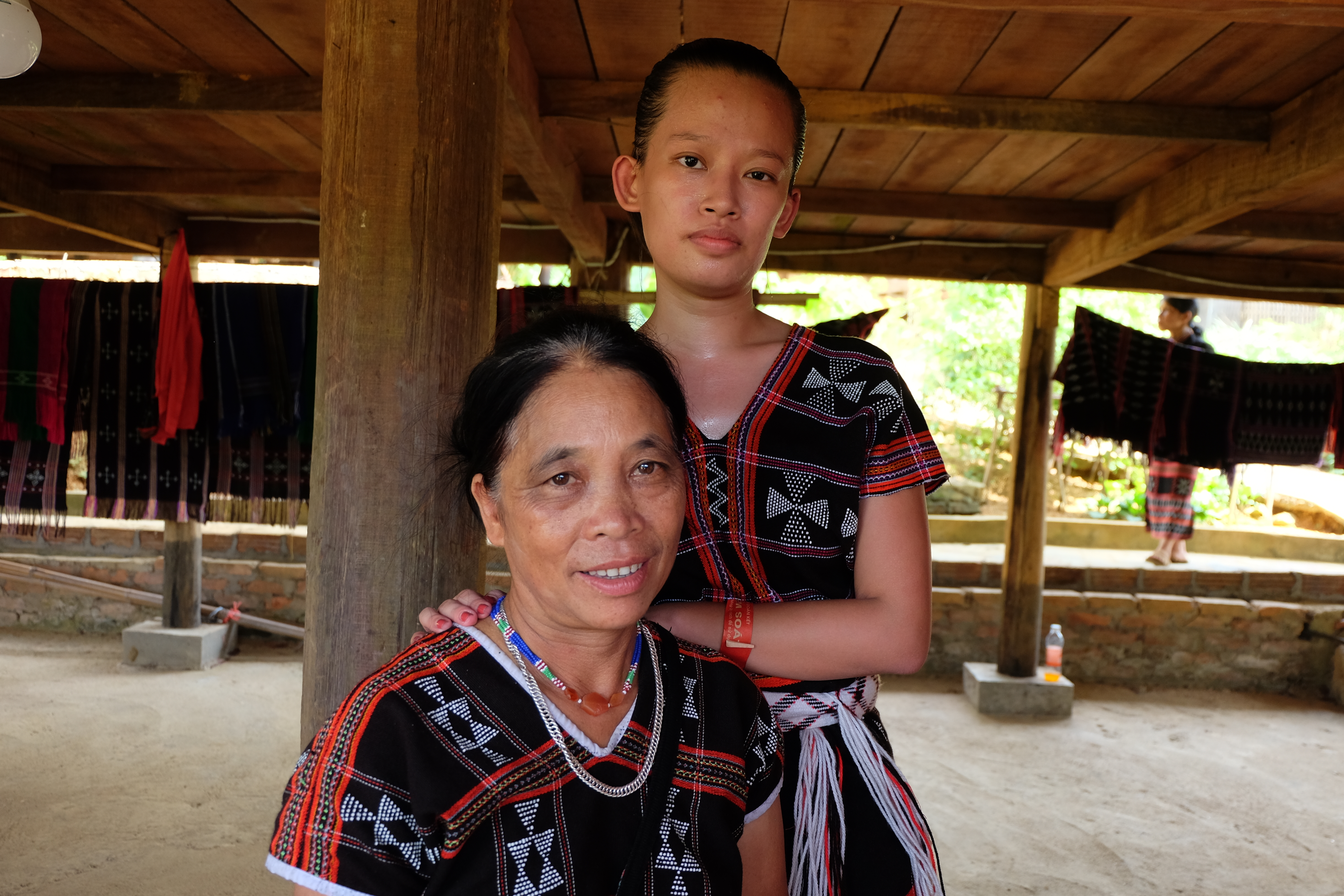 In the Ta Oi community, when a girl reaches the marriage age, she must know to weave a beautiful piece of zeng as a present for her future husband’s family, so it is considered a measure of the girl’s proficiency in domestic affairs (Photo: VNA)