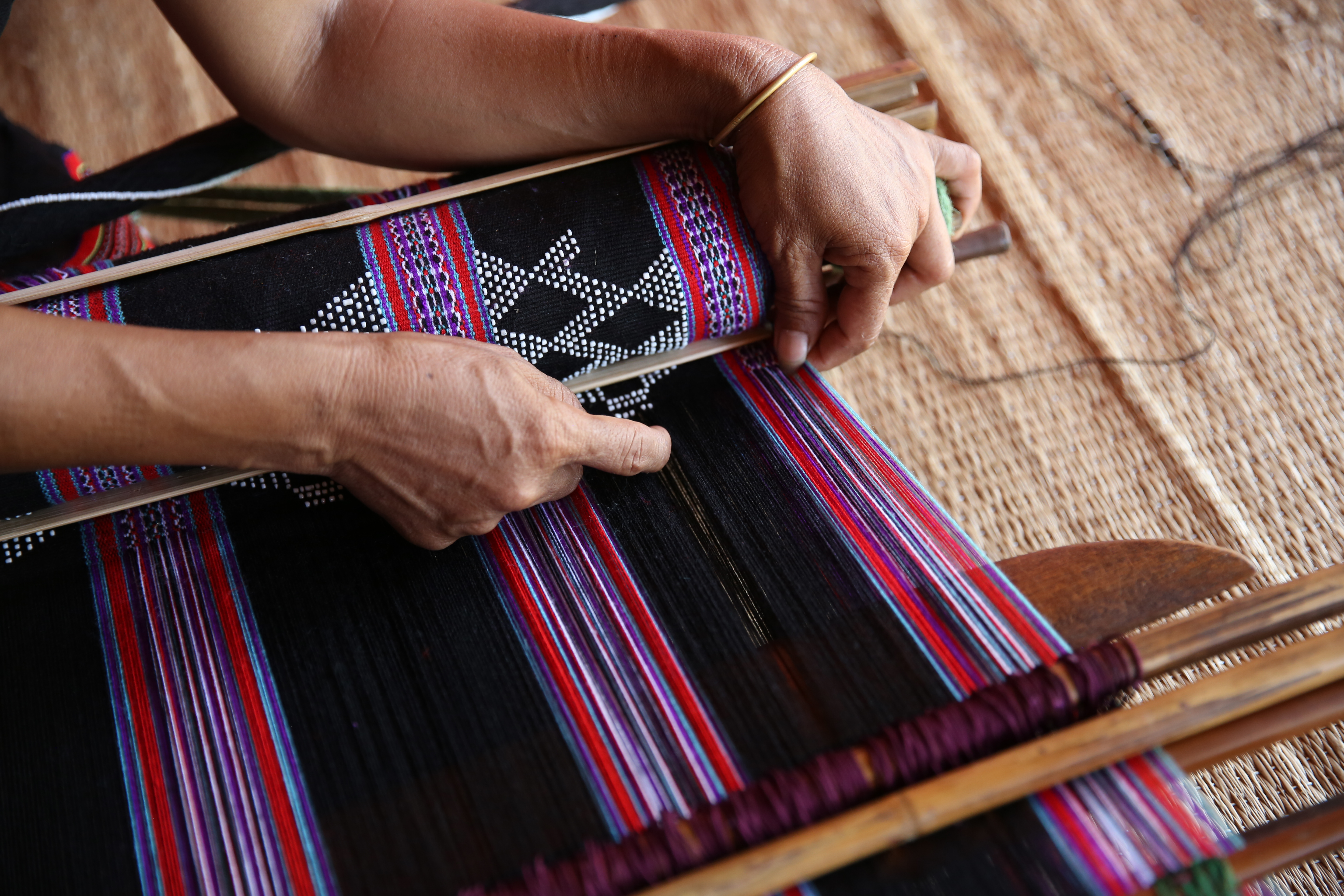 Along with the fabric, beads not only use to create patterns but also contribute to the value of Zeng of Ta Oi people. The more Zeng fabric has floral patterns, the more it is valuable (Photo: VNA)