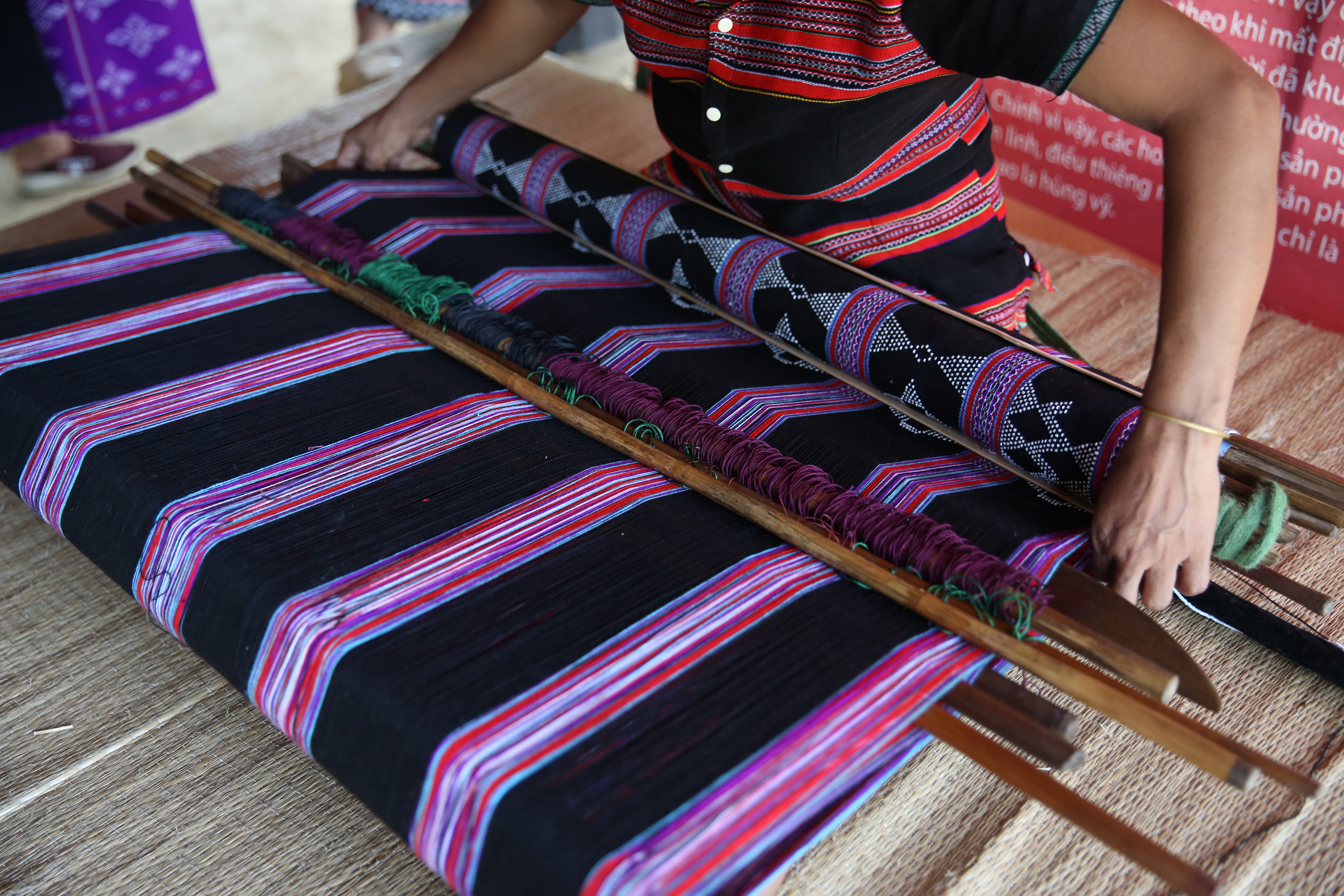 After having a dyed fabric, the Ta Oi woman starts weaving on frame made from bamboo or wooden pieces and quite simple and compact. Thanks to that, Ta Oi women can bring their looms to anywhere to weave whenever they have free time (Photo: VNA)